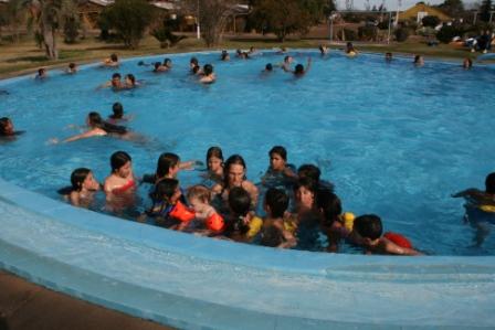 Britta im Pool umlagert von neugierigen Kindern